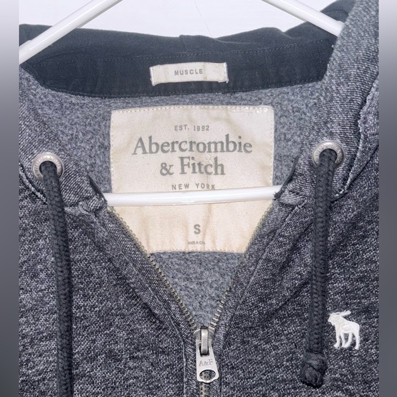 Abercrombie and Fitch zipped hoodie. - Picture 4 of 7